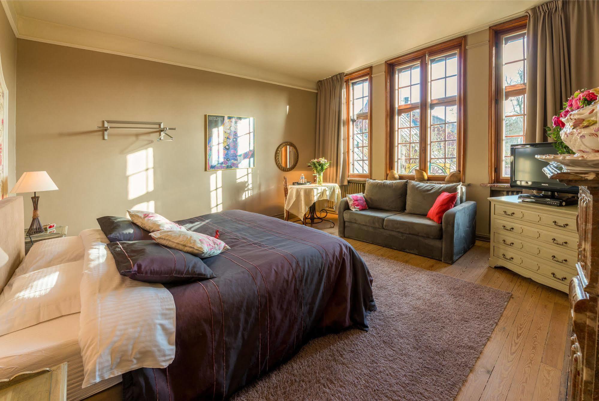 Next Door Bed & Breakfast 4*